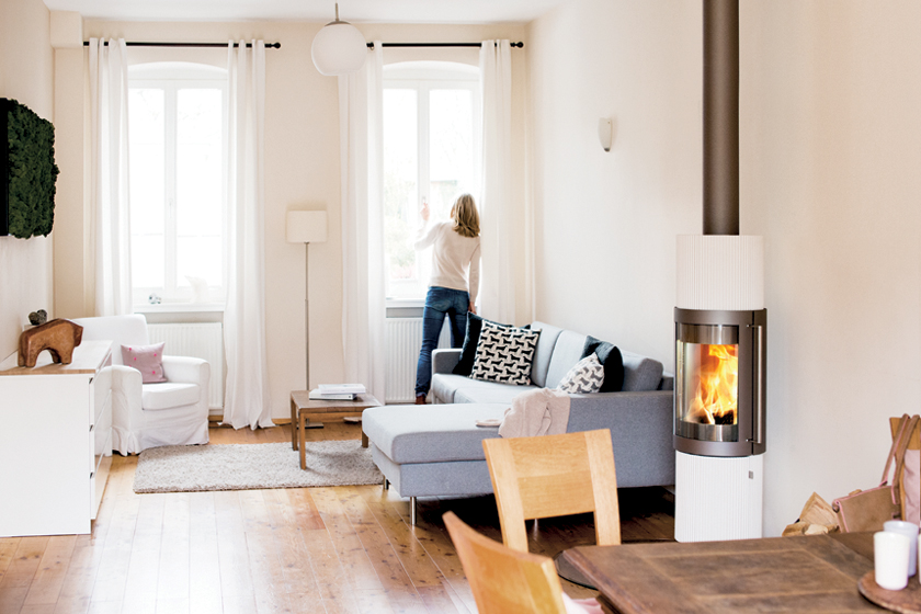 HASE Kaminofen Elvas Keramik weiß mit Anschluss oben Wohnraumbild