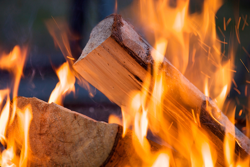 6 Tipps zum Richtig Feuer machen Brennholz Brennstoff Geruch Das richtige Brennholz für den Kaminofen.